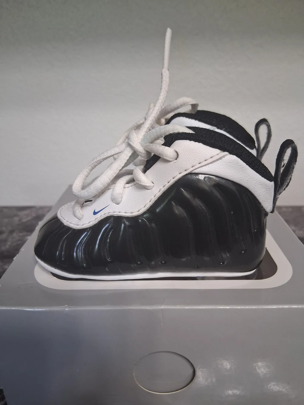 Nike Kids Lil' Posite One Black and White Baby Sneakers Size 2C(wore Once)